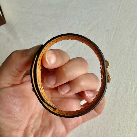 [SOLD] Authentic LOUIS VUITTON ESSENTIAL V BRACELET IN MONOGRAM SIZE 17 - Picture 8 of 12